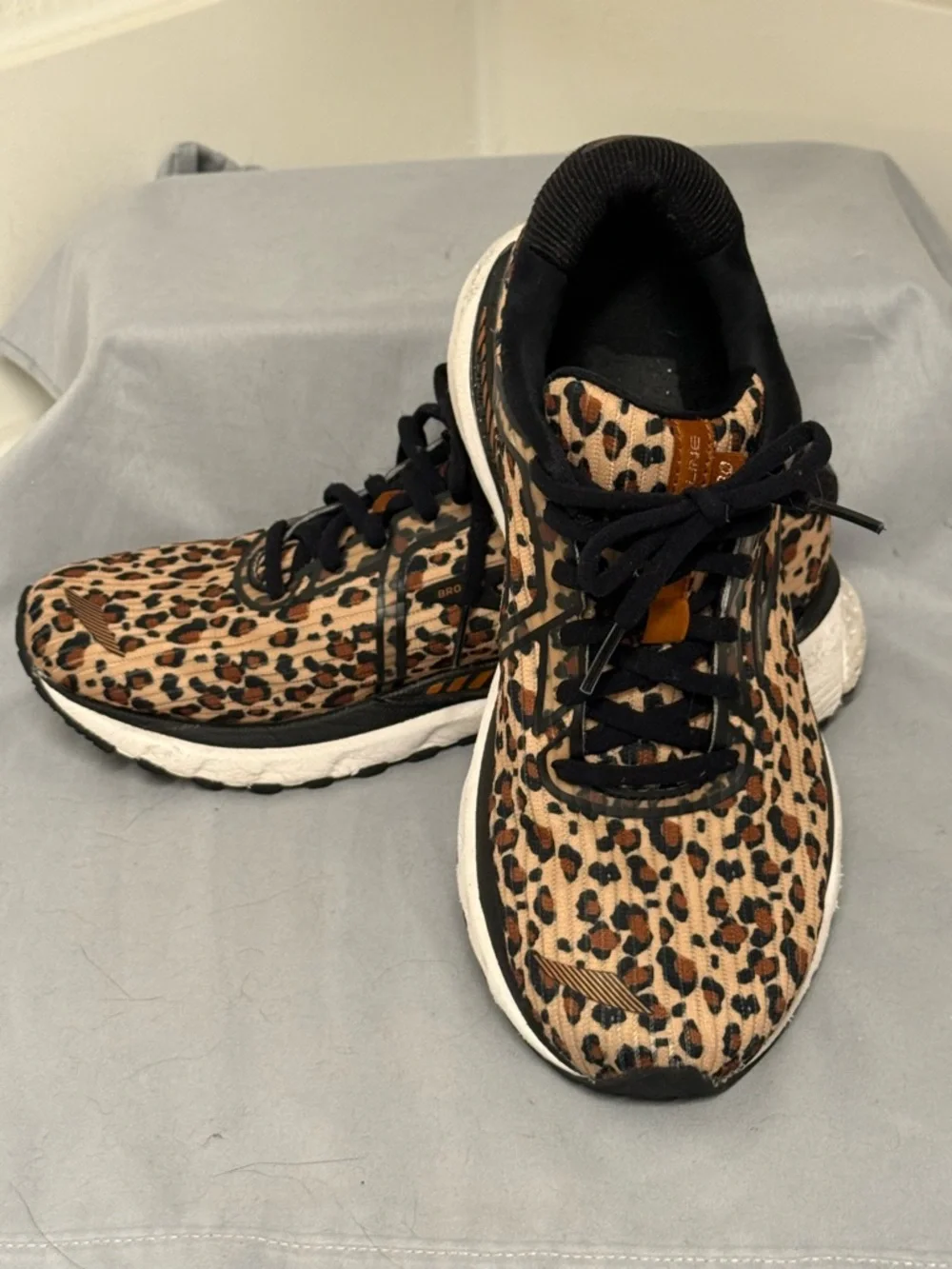 Brooks Leopard Print Tan Black Athletic Shoes - Picture 3 of 3